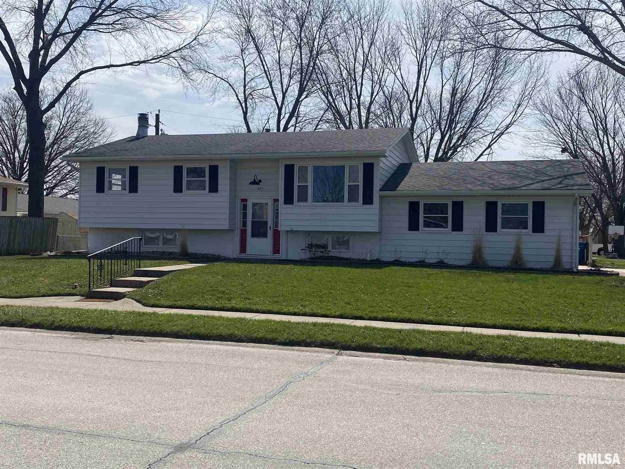 307 Sheridan - Photo 1