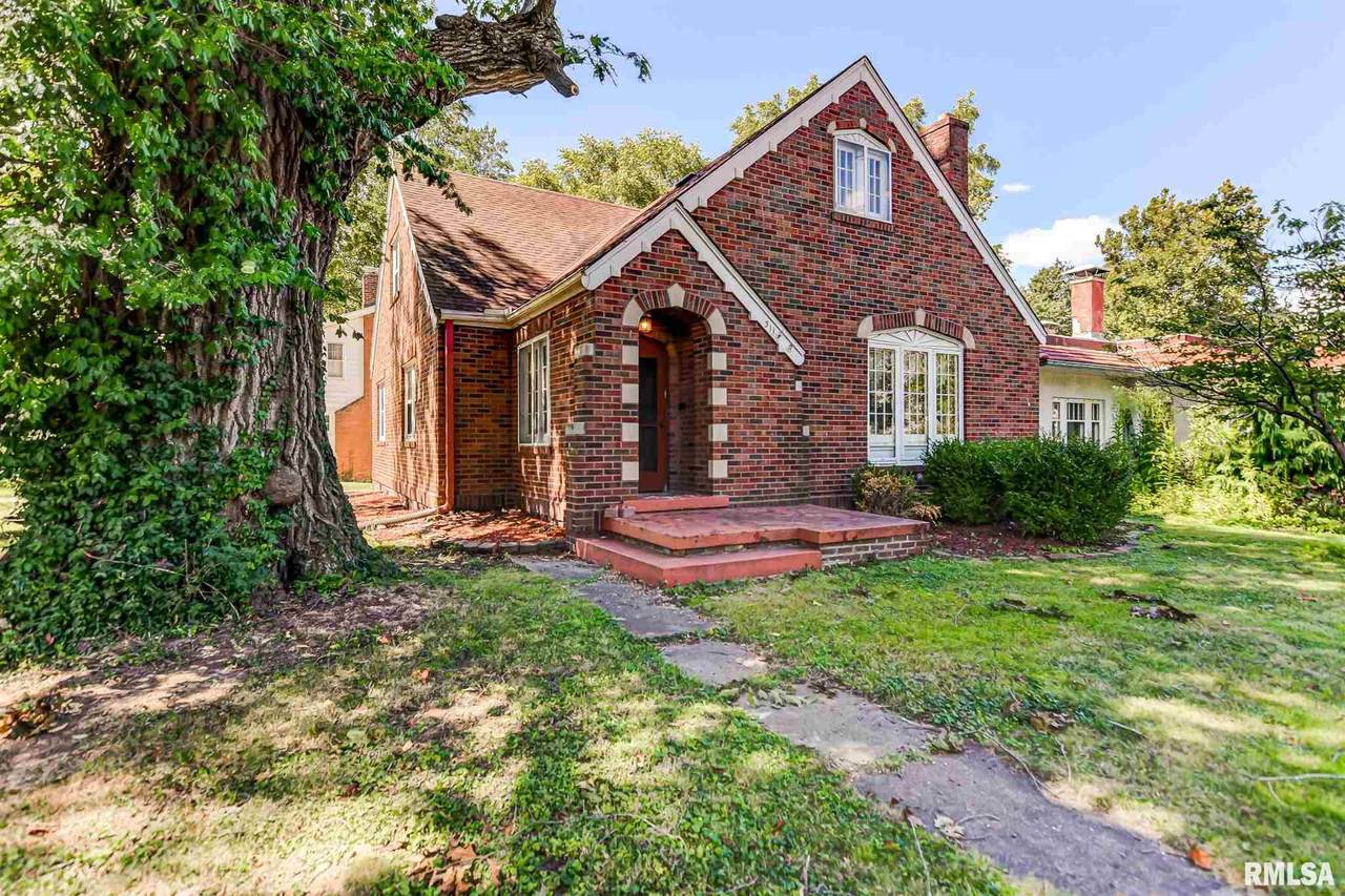 311 Oakcrest Avenue - Photo 1