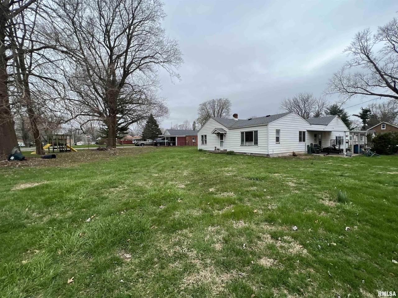 1105 32ND Street - Photo 1