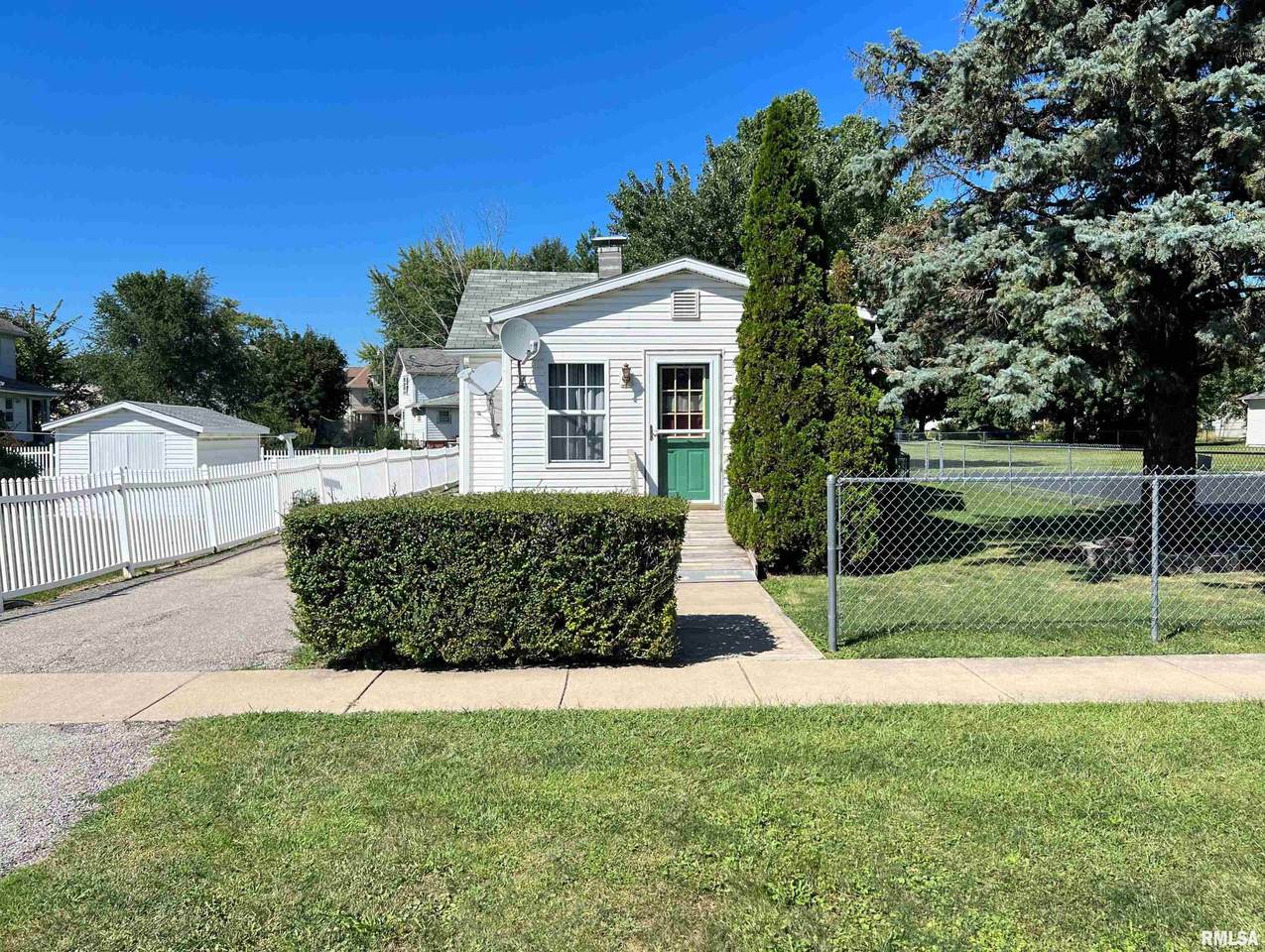 741 Knox Street - Photo 1