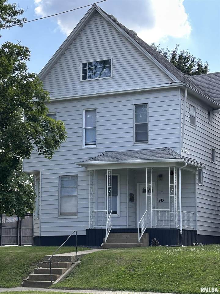 913 8TH Street - Photo 1