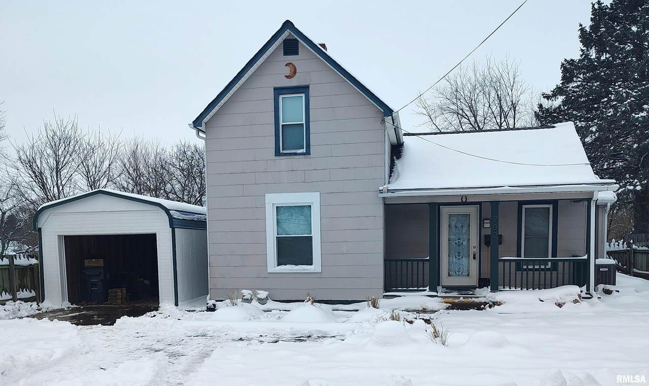 702 Avenue C - Photo 1