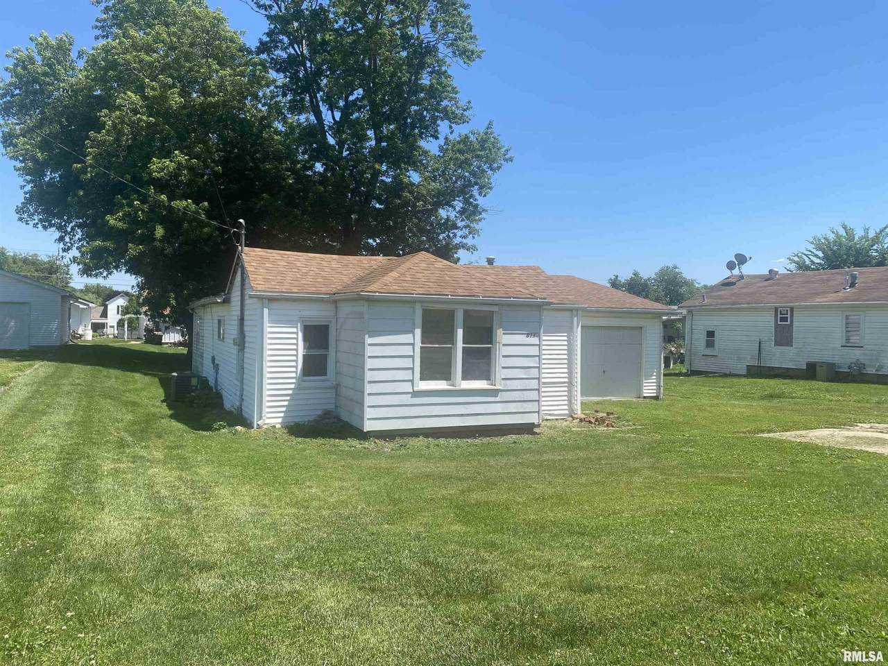 811 10TH Avenue - Photo 1