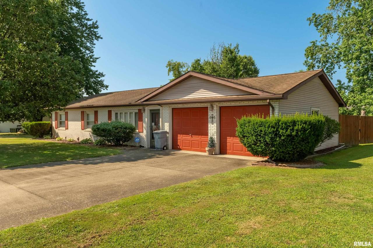 1002 Oakwood Drive - Photo 1