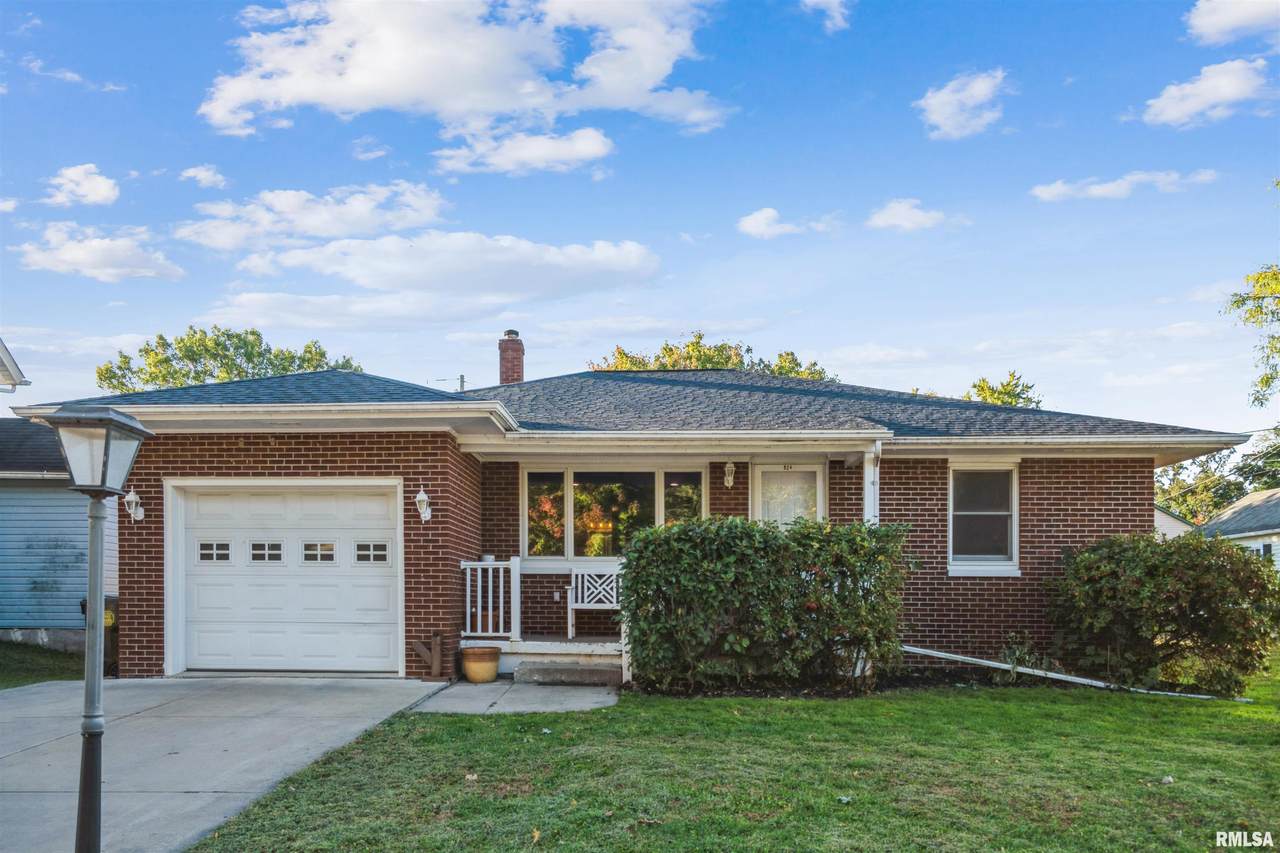 824 9TH Avenue - Photo 1