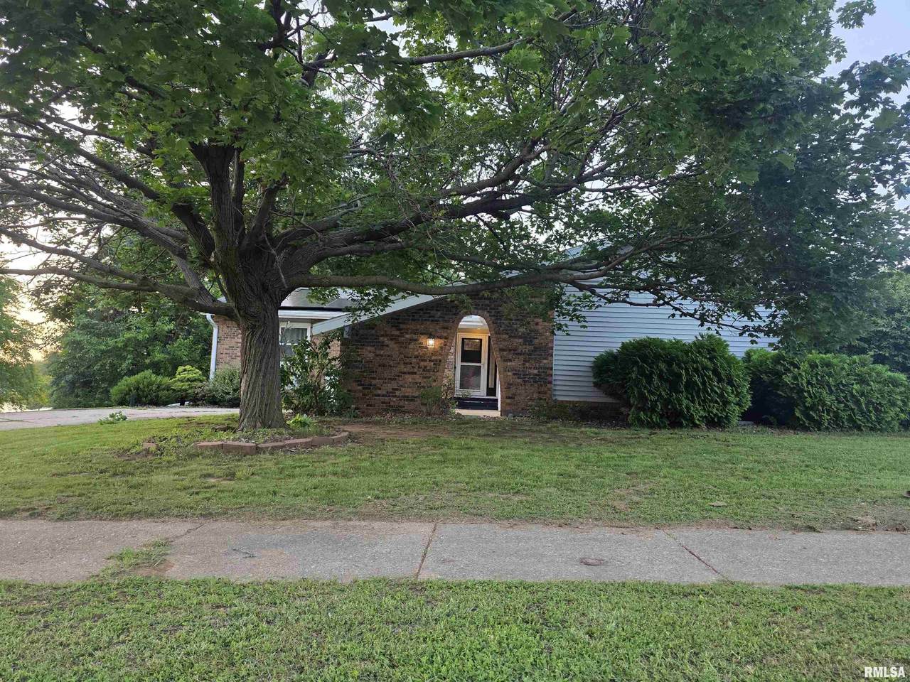 2122 Highwood Avenue - Photo 1