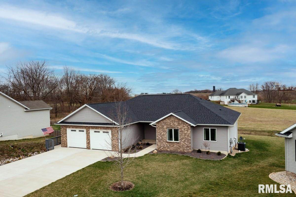 208 Hillcrest Drive - Photo 1
