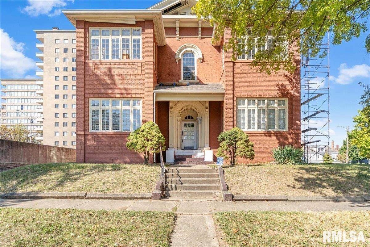 703 8TH Street - Photo 1