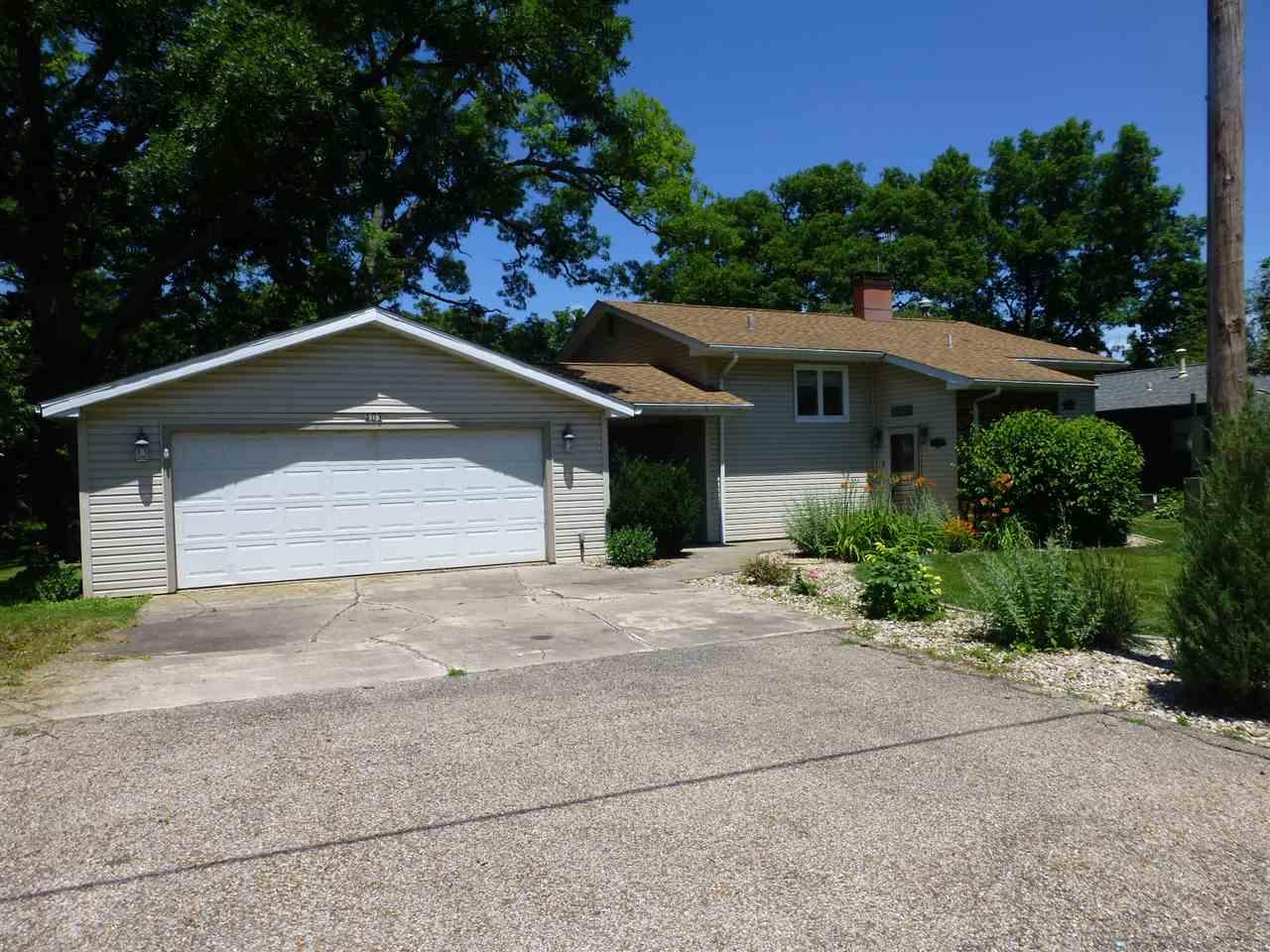 403 Hemlock Street East - Photo 1