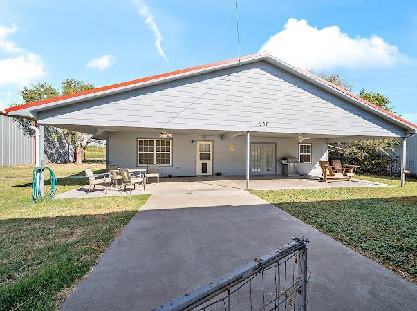 907 2nd St - Photo 1