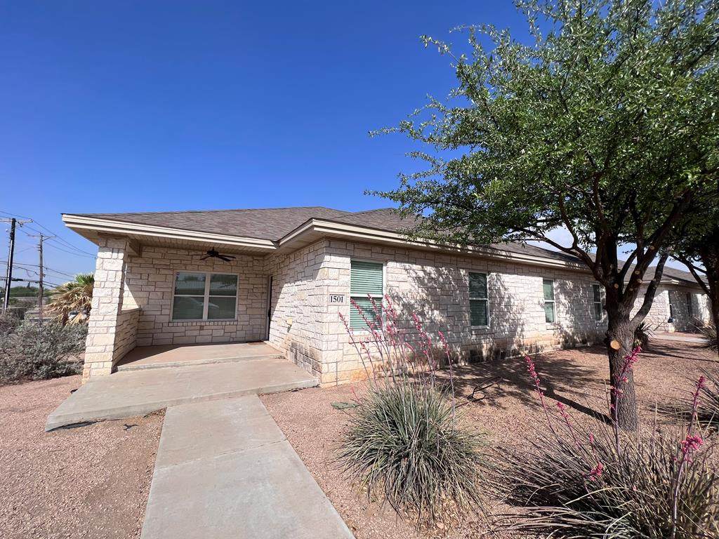 1501 Club Dr - Photo 1