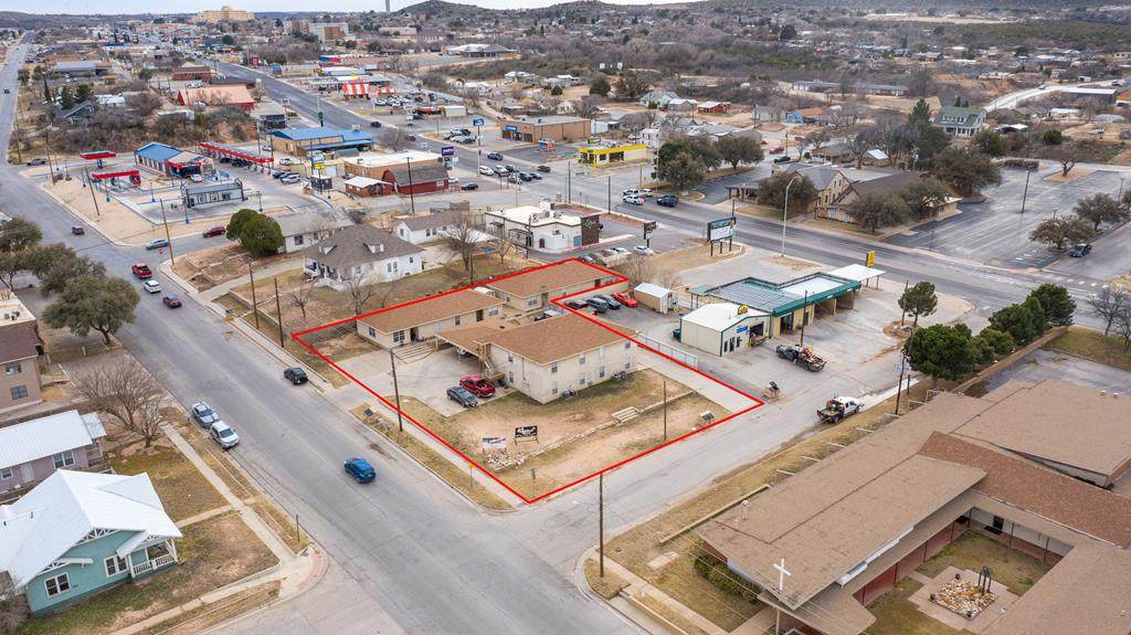 900 Scurry St - Photo 1