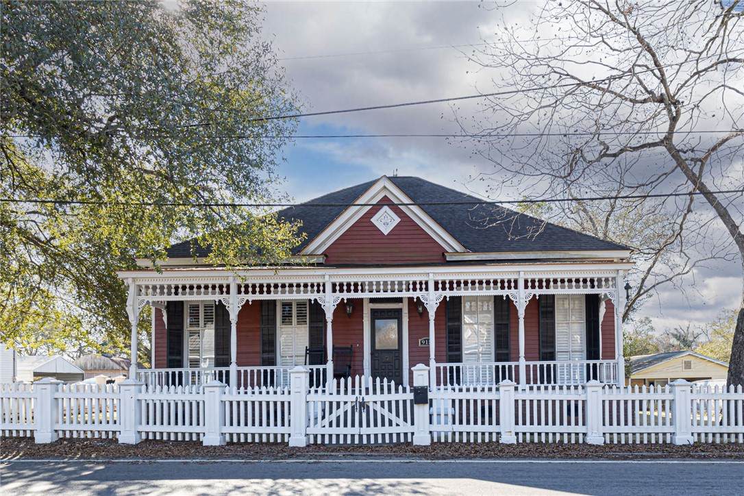 915 Railroad Street - Photo 1