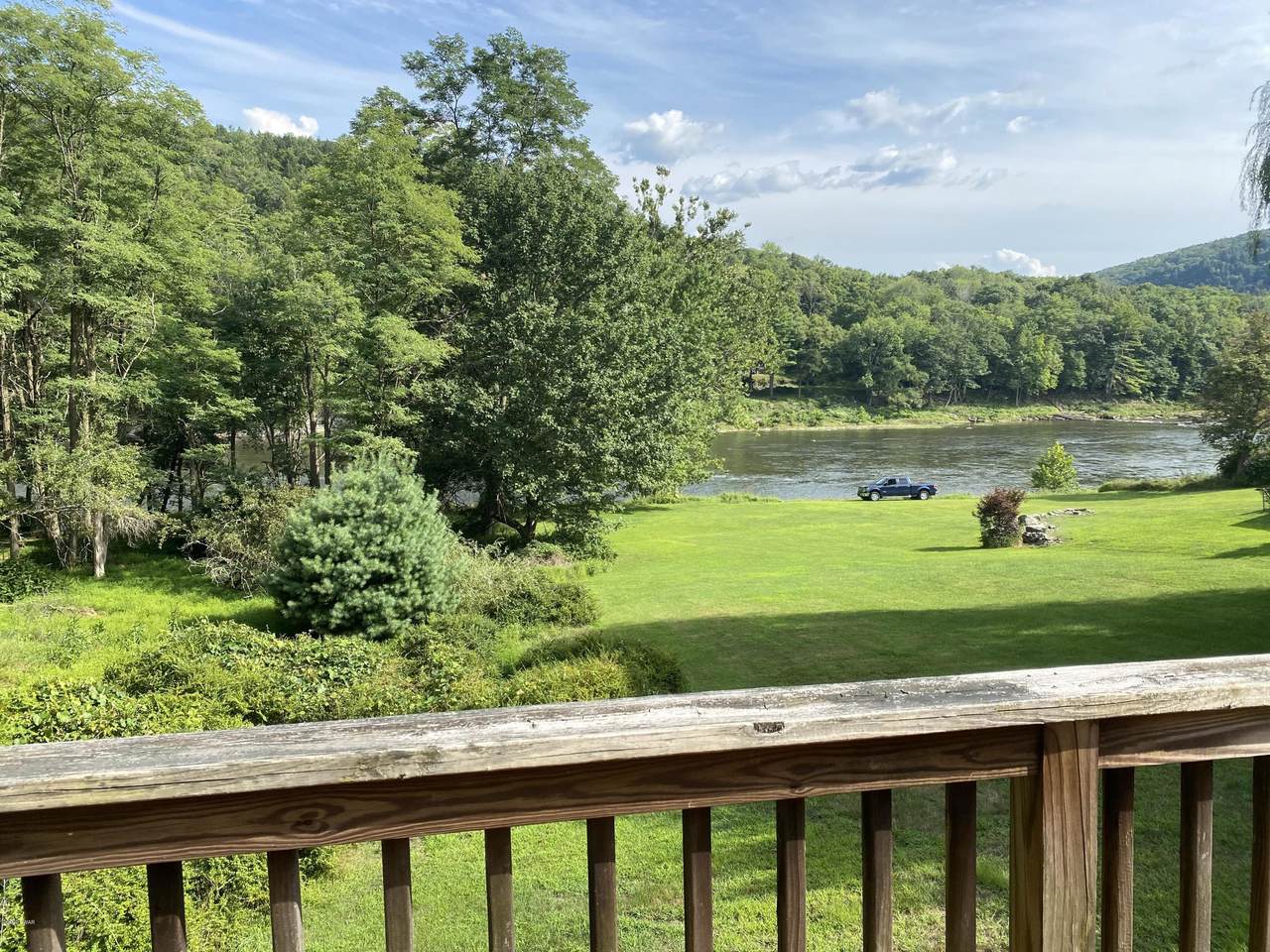 100 River View Ln - Photo 1