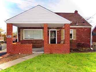 700 Edgewater Dr - Photo 1
