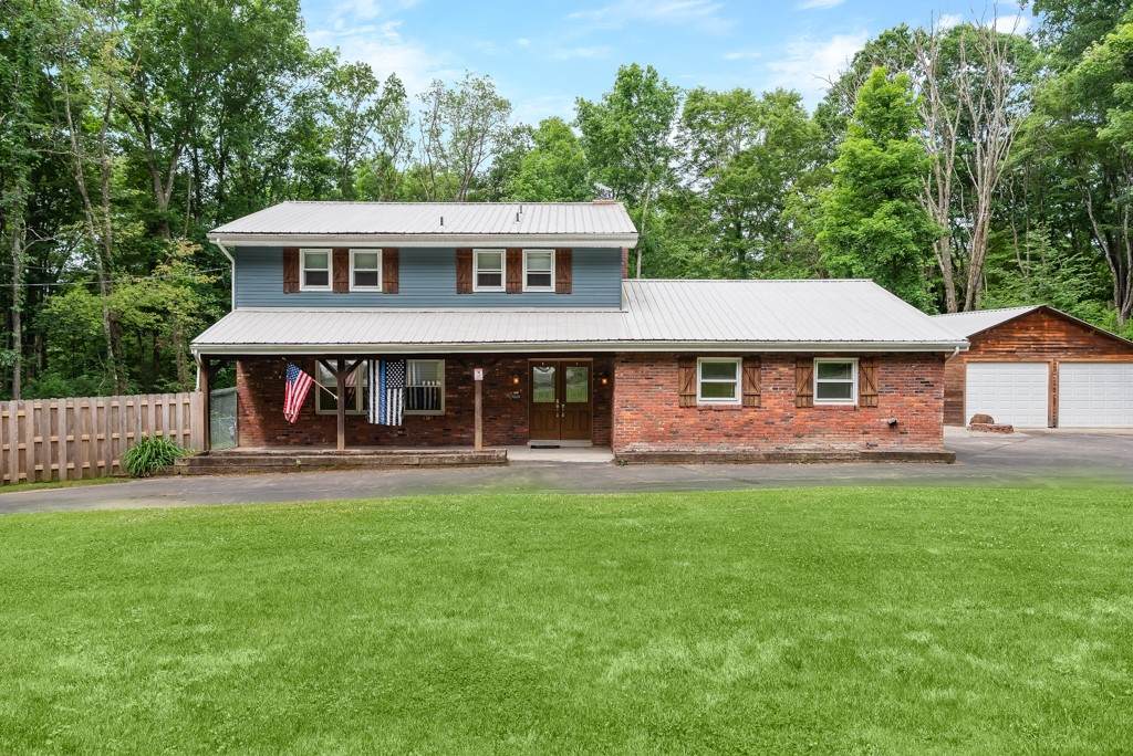 110 Bradman Est - Photo 1