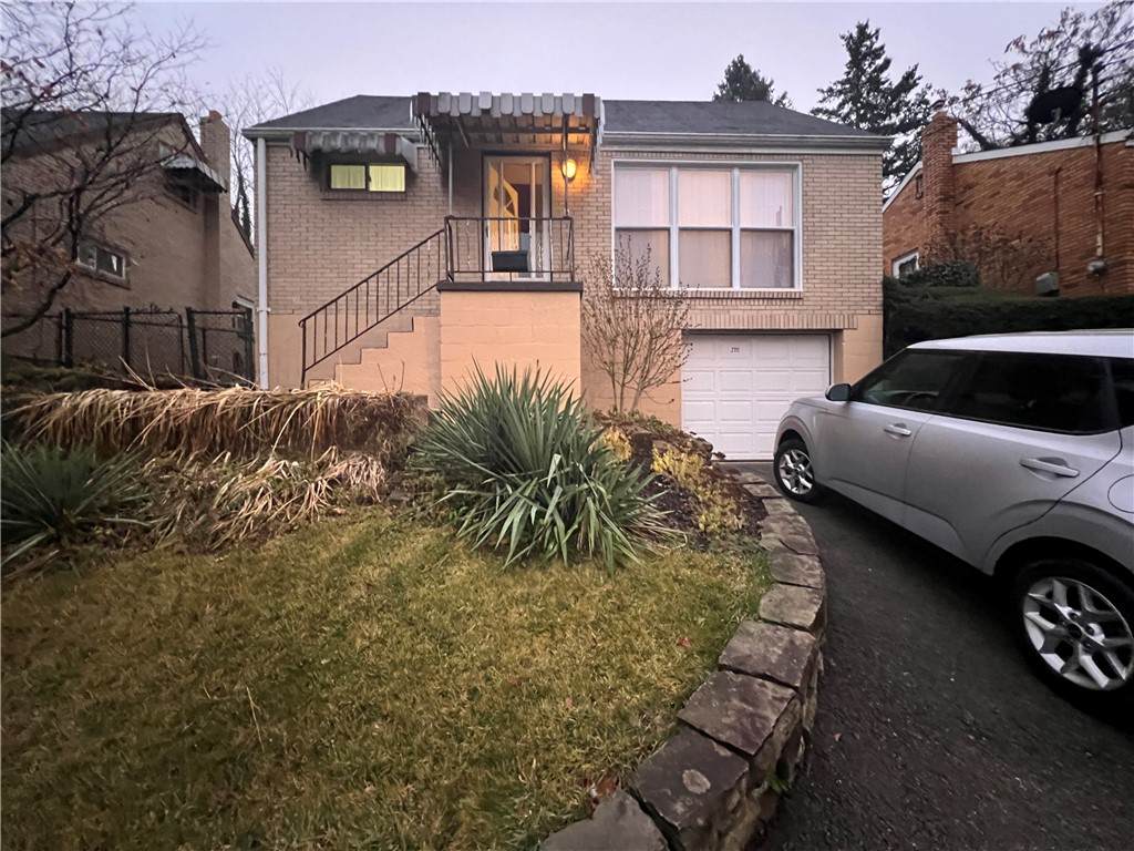 2111 Plainview Ave - Photo 1