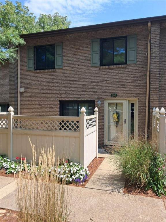 206 Williamsburg Ln - Photo 1