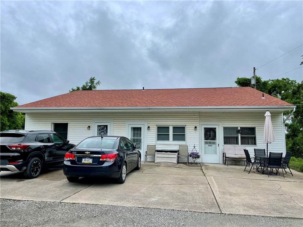 1027 Locust Ave - Photo 1