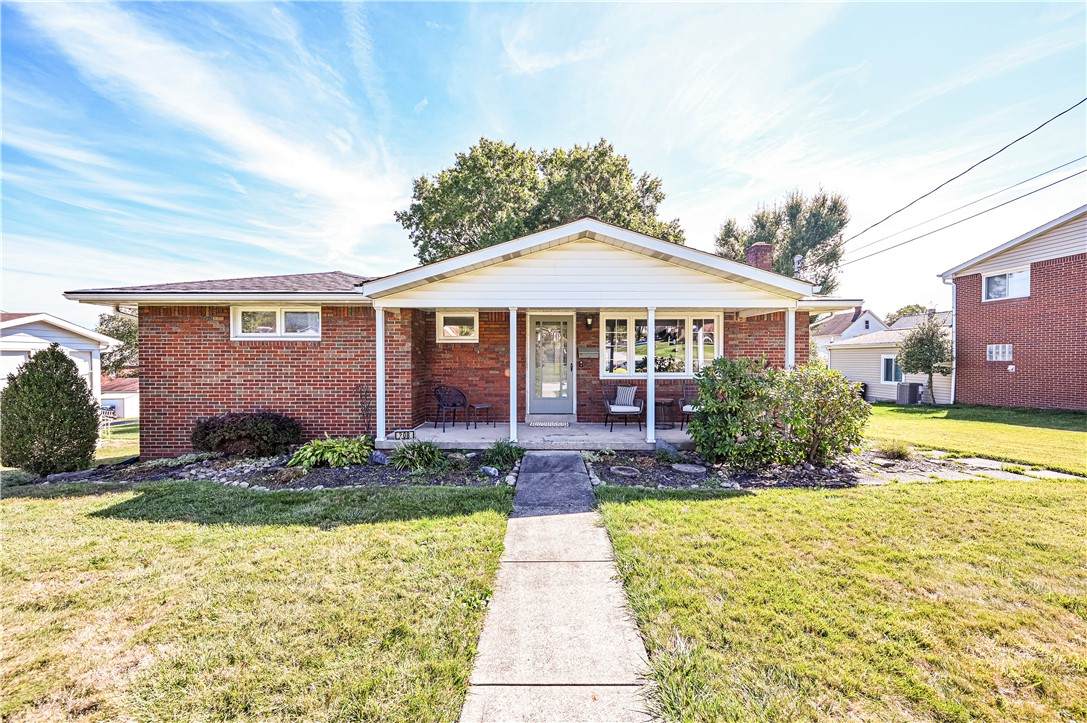 208 Sherwood Circle - Photo 1