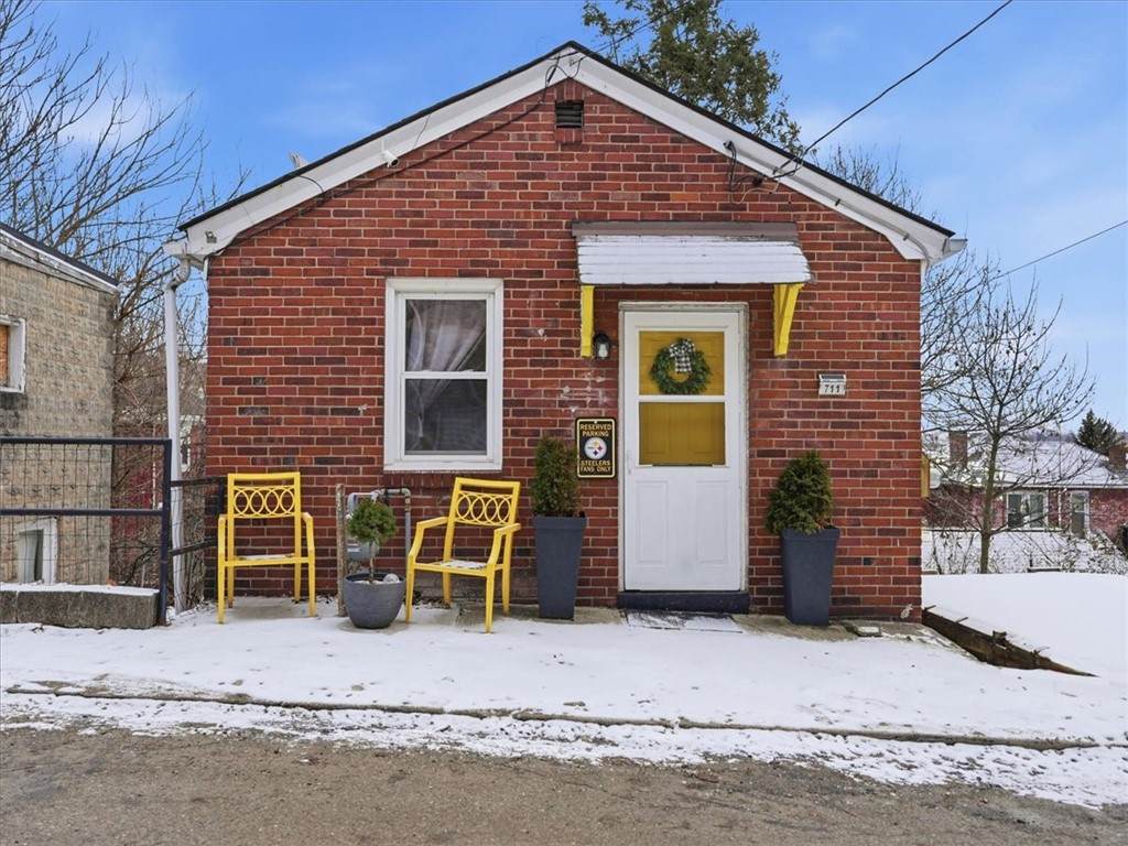 711 Louisa St - Photo 1