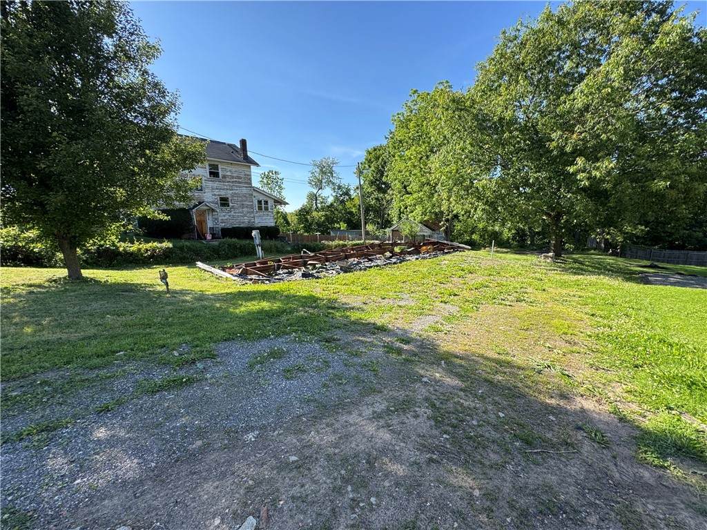 393 Gallatin Ave - Photo 1