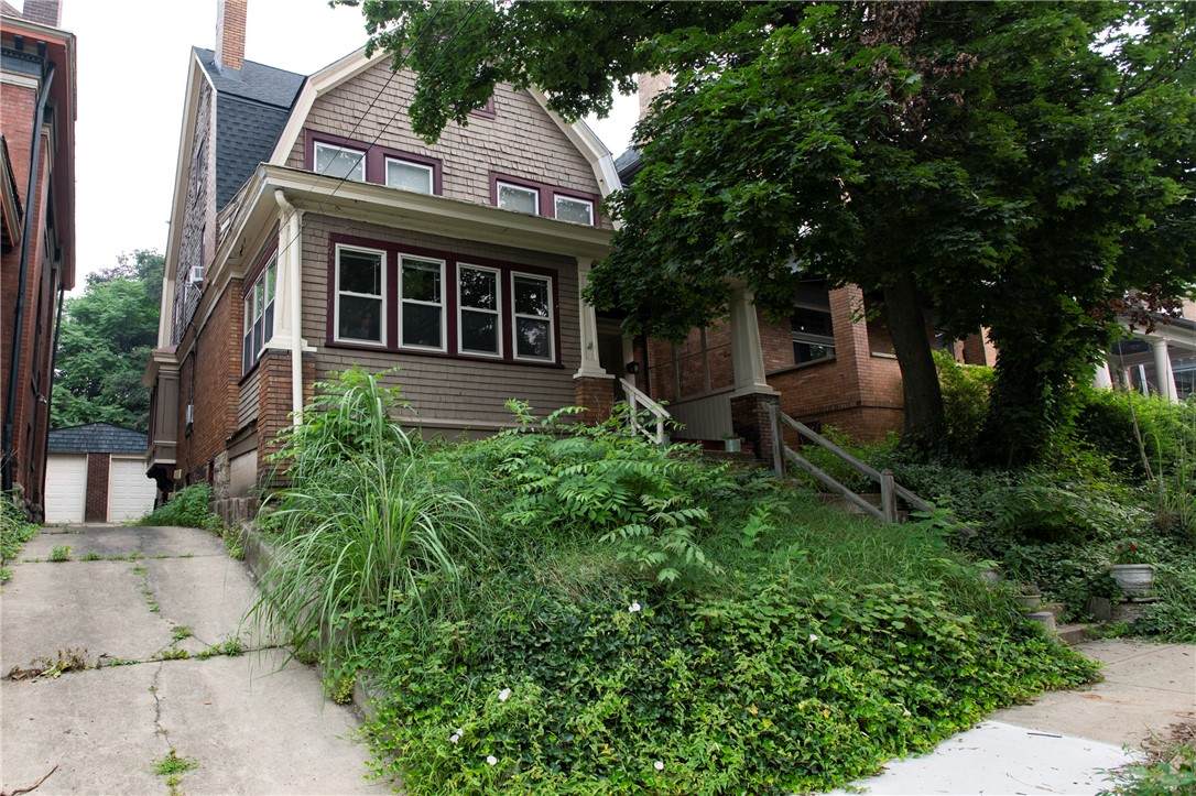 411 Hampton Ave - Photo 1