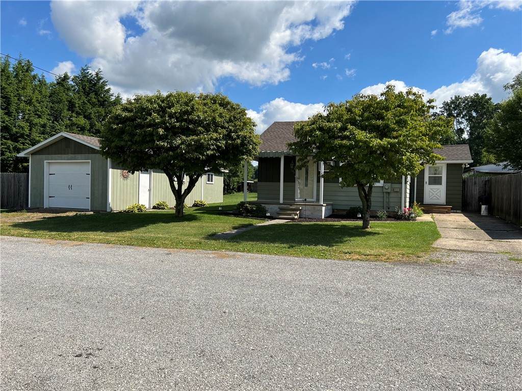 140 Locust St - Photo 1
