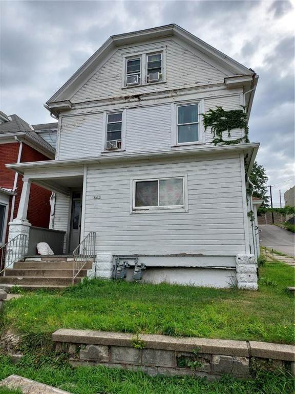 1800 Victoria Ave - Photo 1
