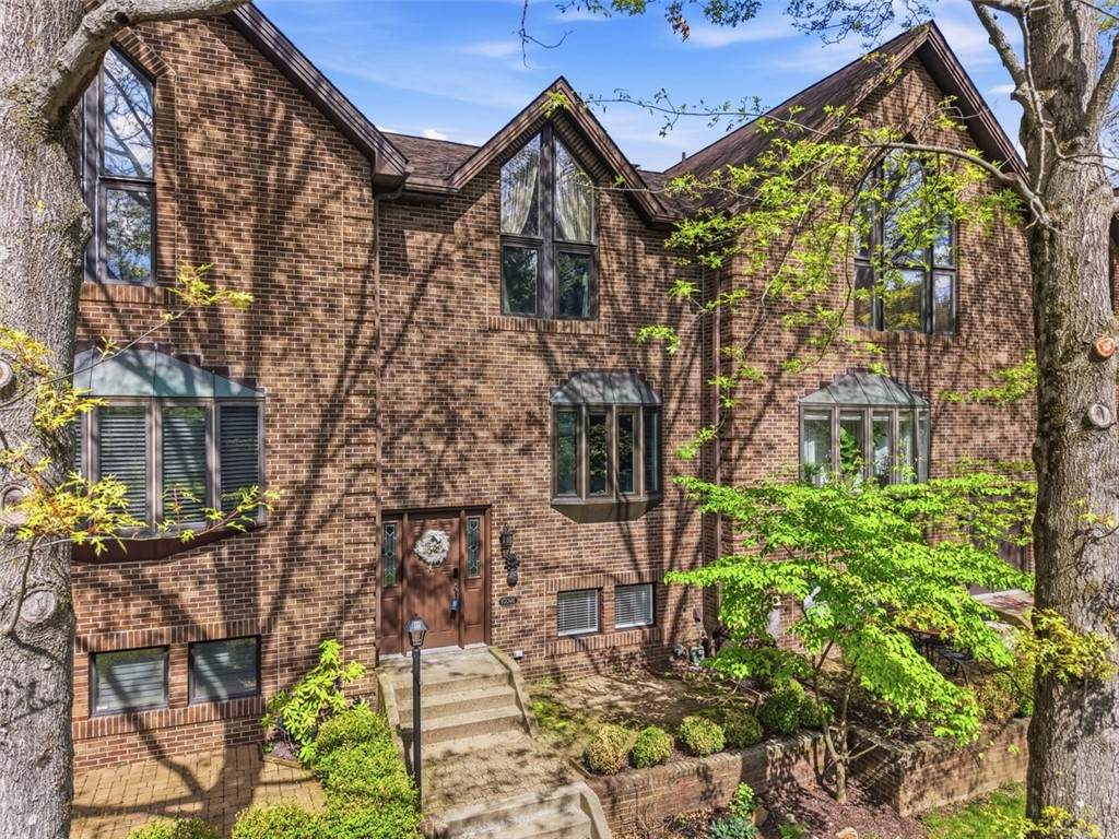 10098 Mansion Dr - Photo 1