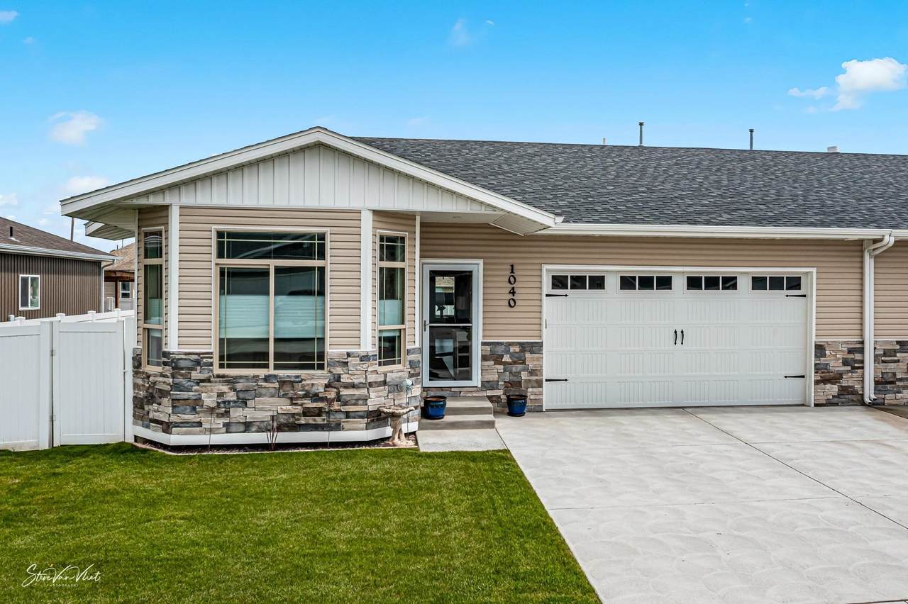 1040 Pinewood - Photo 1