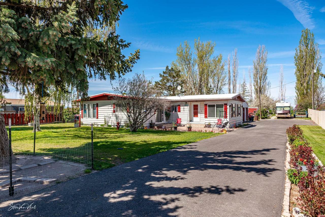 1868 Falcon Circle W - Photo 1