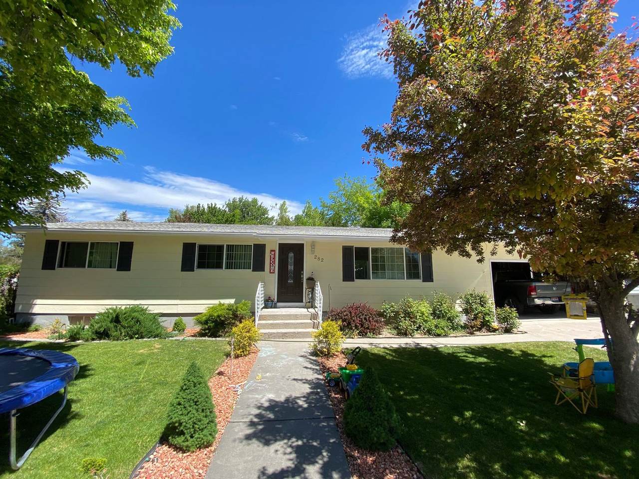 282 Custer Ave - Photo 1