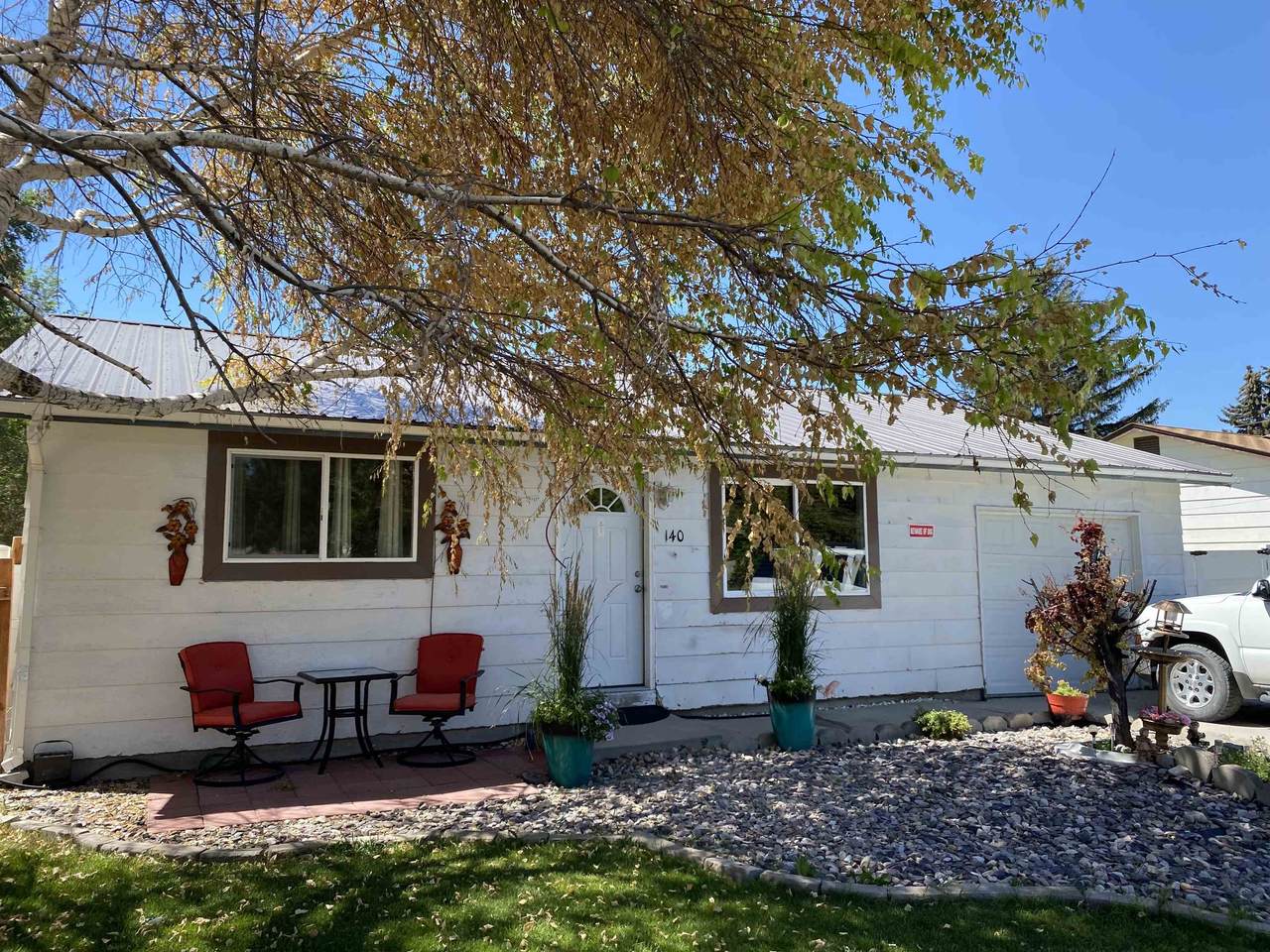 140 E Custer - Photo 1