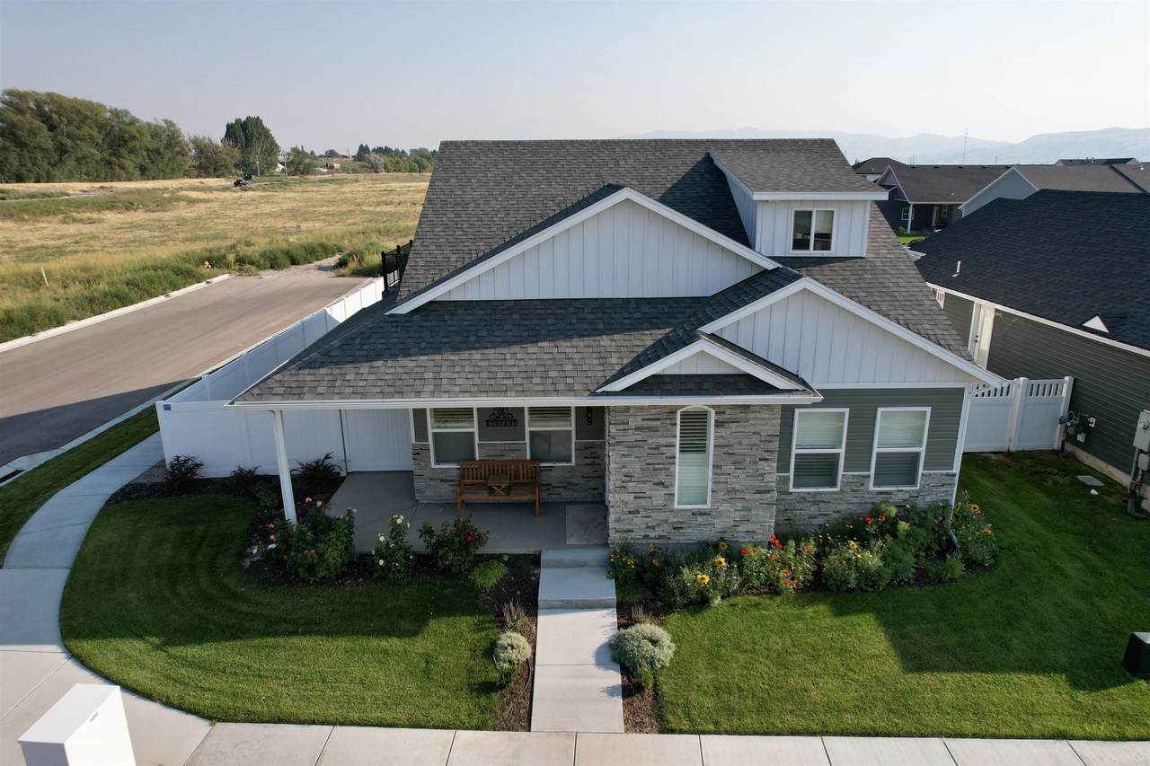 609 Aurora - Photo 1
