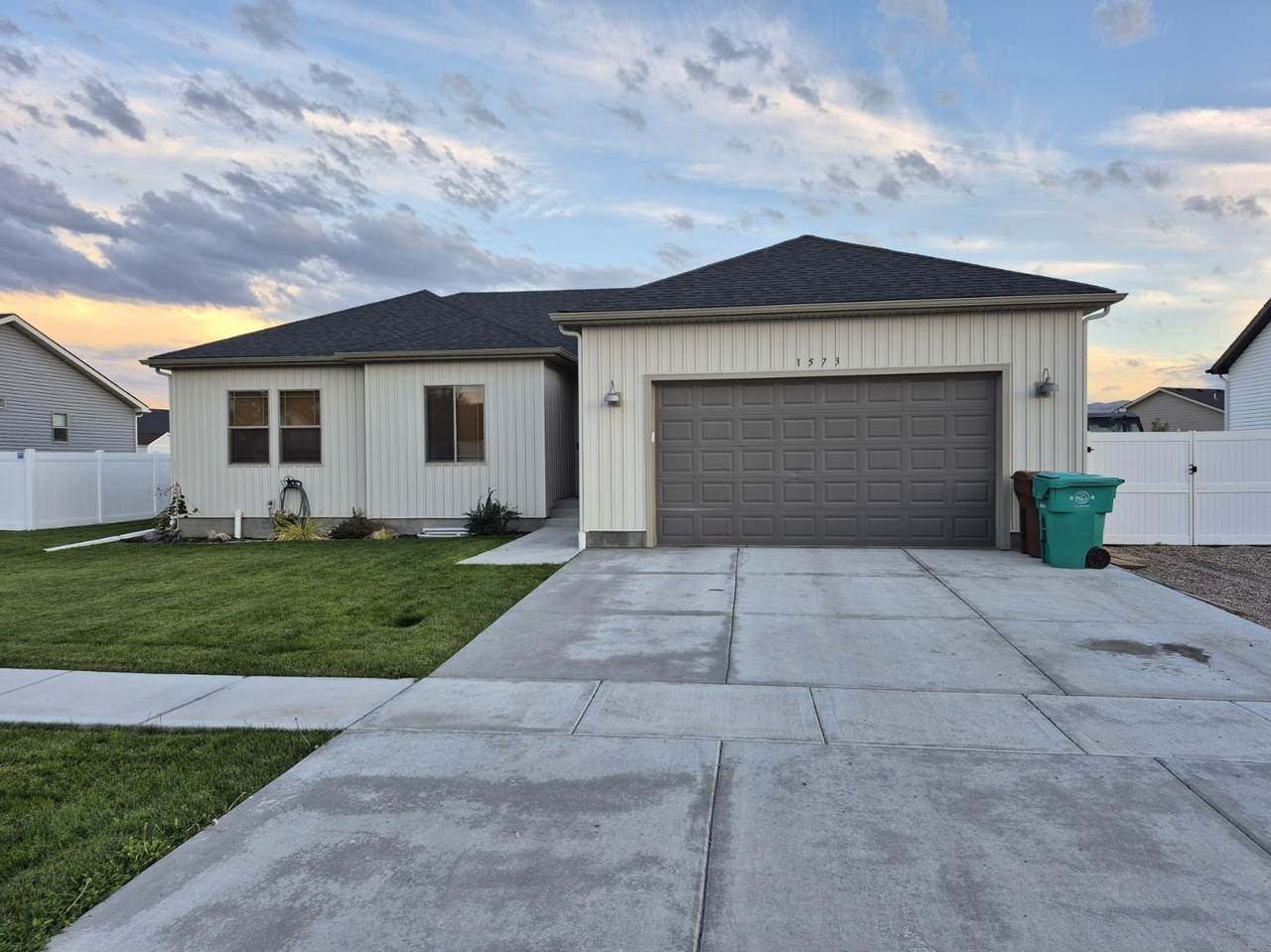 1573 Petersburg Dr - Photo 1