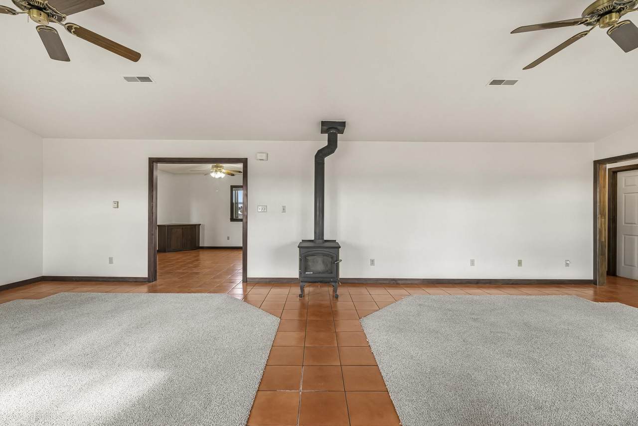 165 900 W - Photo 1