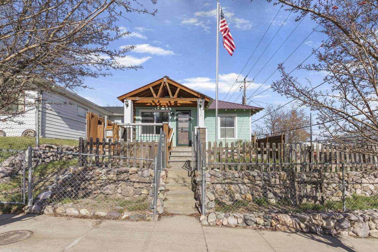 836 Whitman - Photo 1