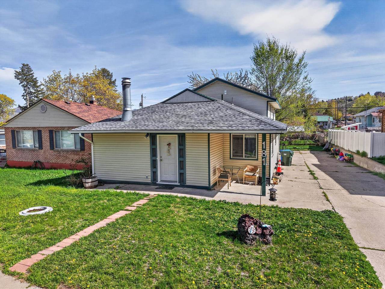 181 Hawthorne Ave - Photo 1