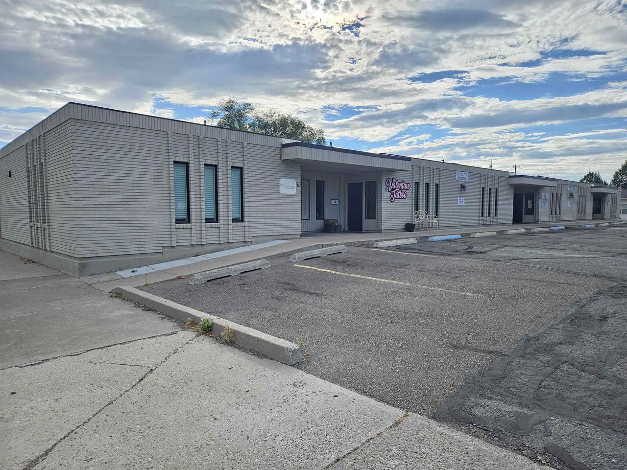 707 7th Street, Ste B - Photo 1