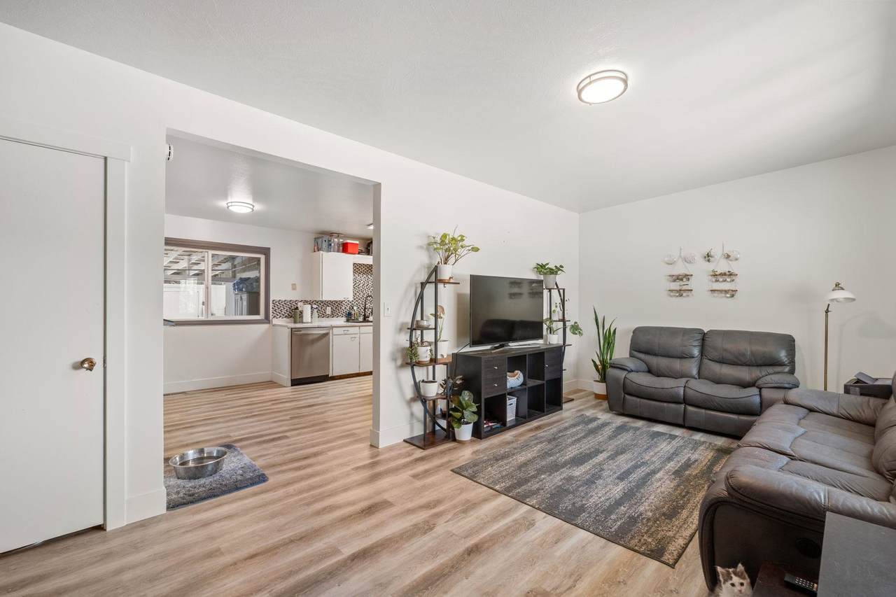 635 El Rancho Blvd - Photo 1