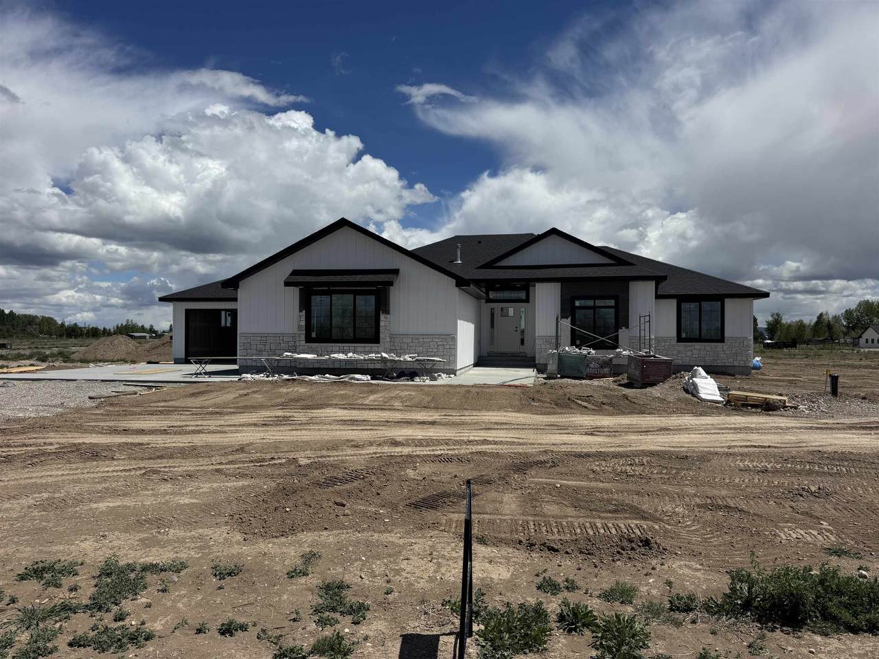 317 315 W - Photo 1