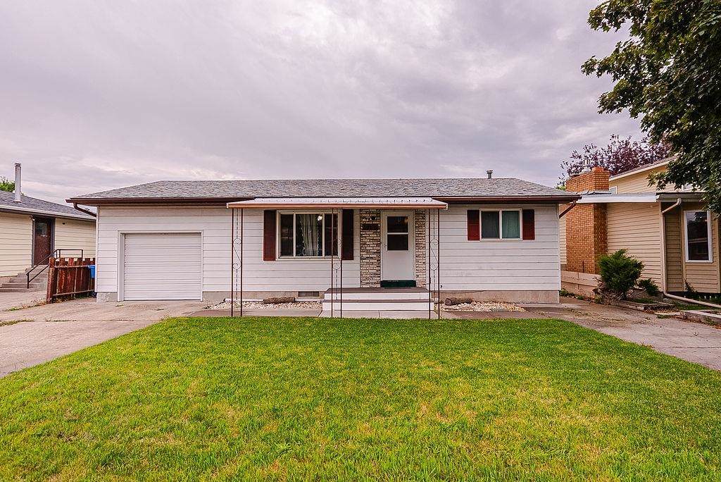 542 Roosevelt Ave - Photo 1
