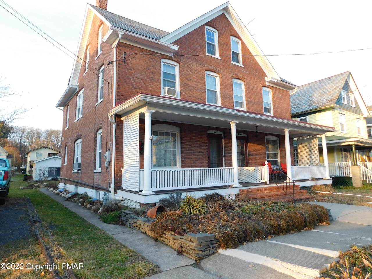 836 Thomas St - Photo 1