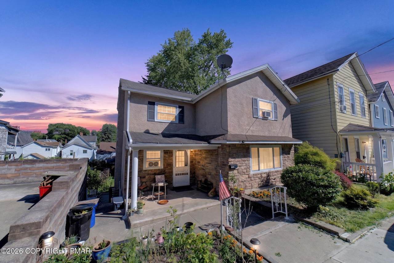 212 Bromley Avenue - Photo 1