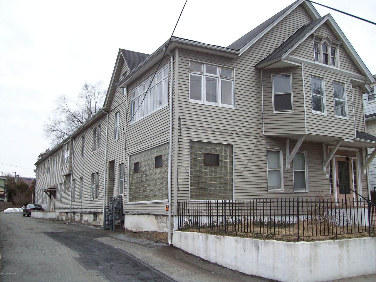 519 Sarah St - Photo 1