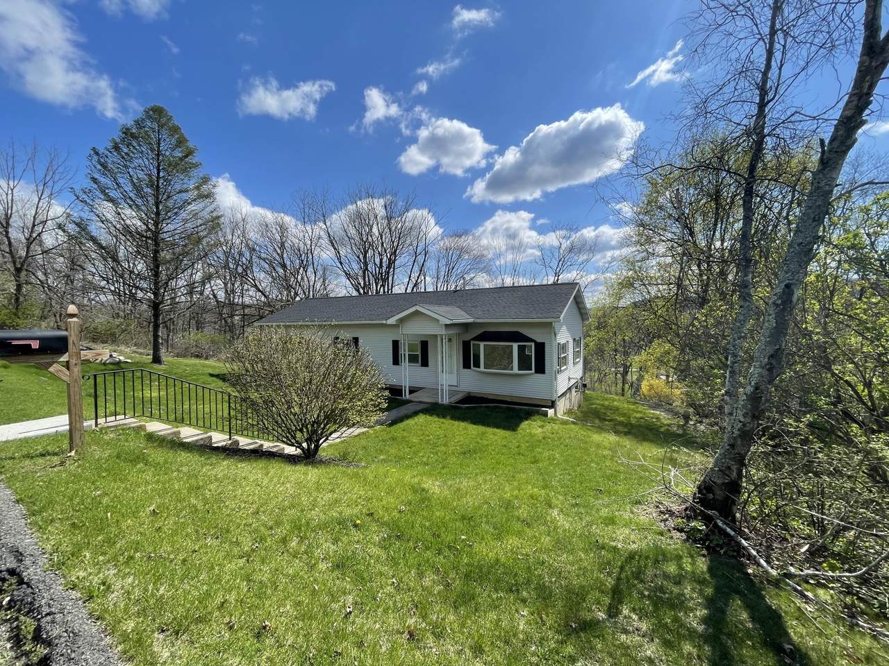 852 Hillview Dr - Photo 1