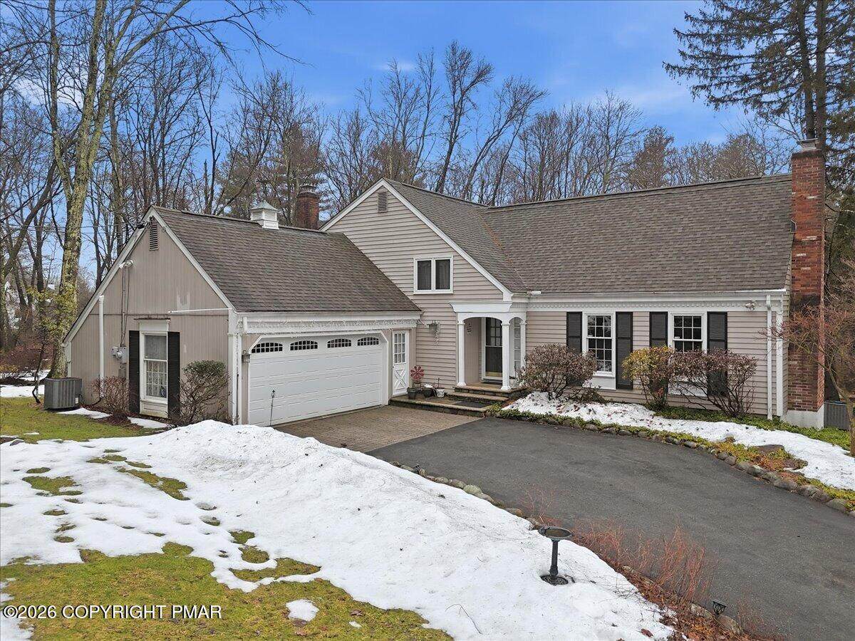 128 Stoneleigh Drive - Photo 1
