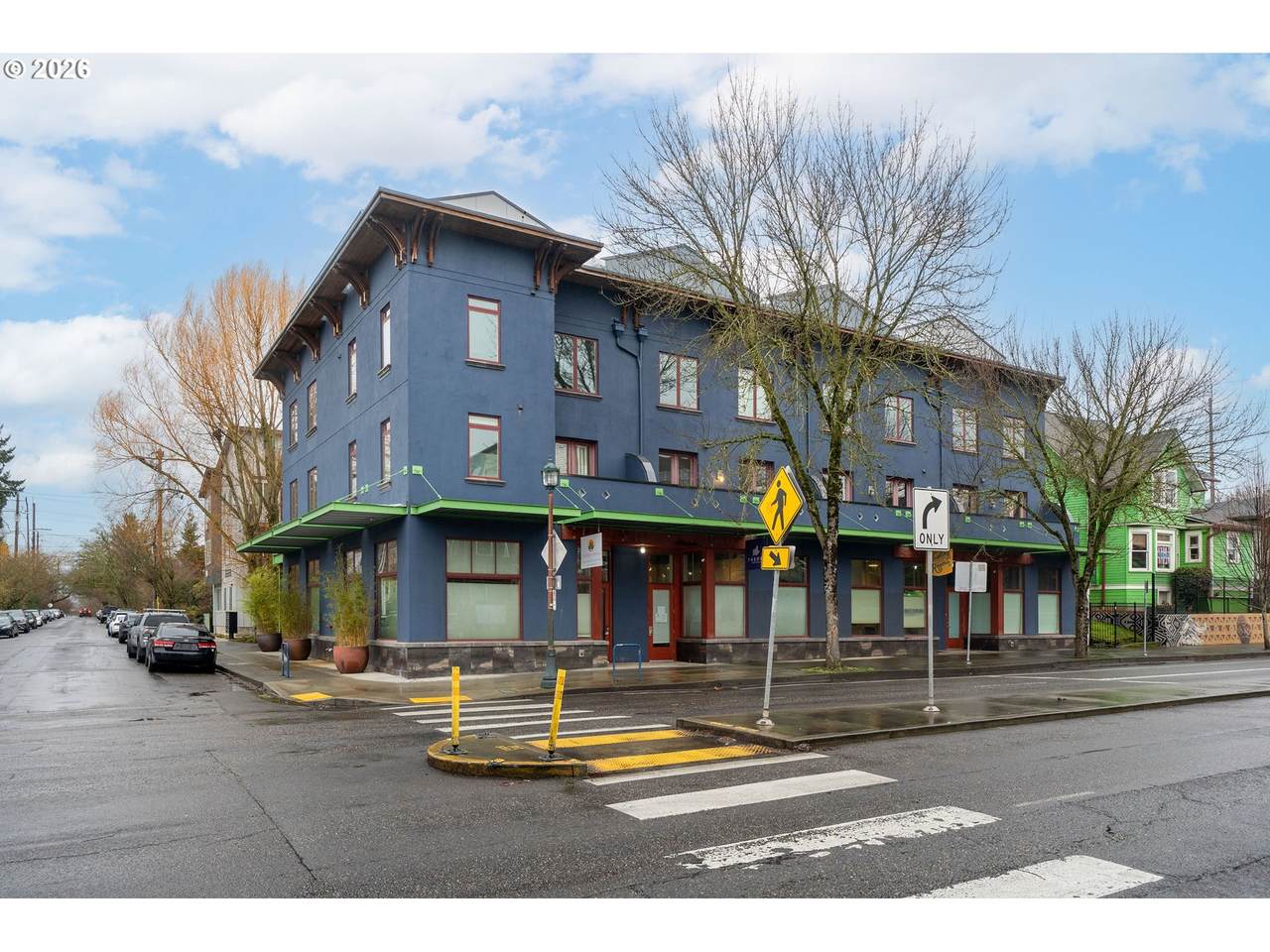 325 Graham St - Photo 1