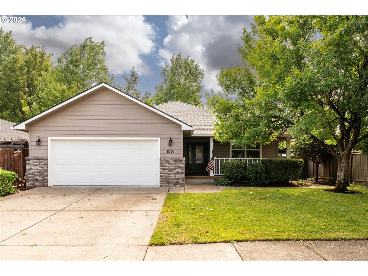 1076 Yew St - Photo 1